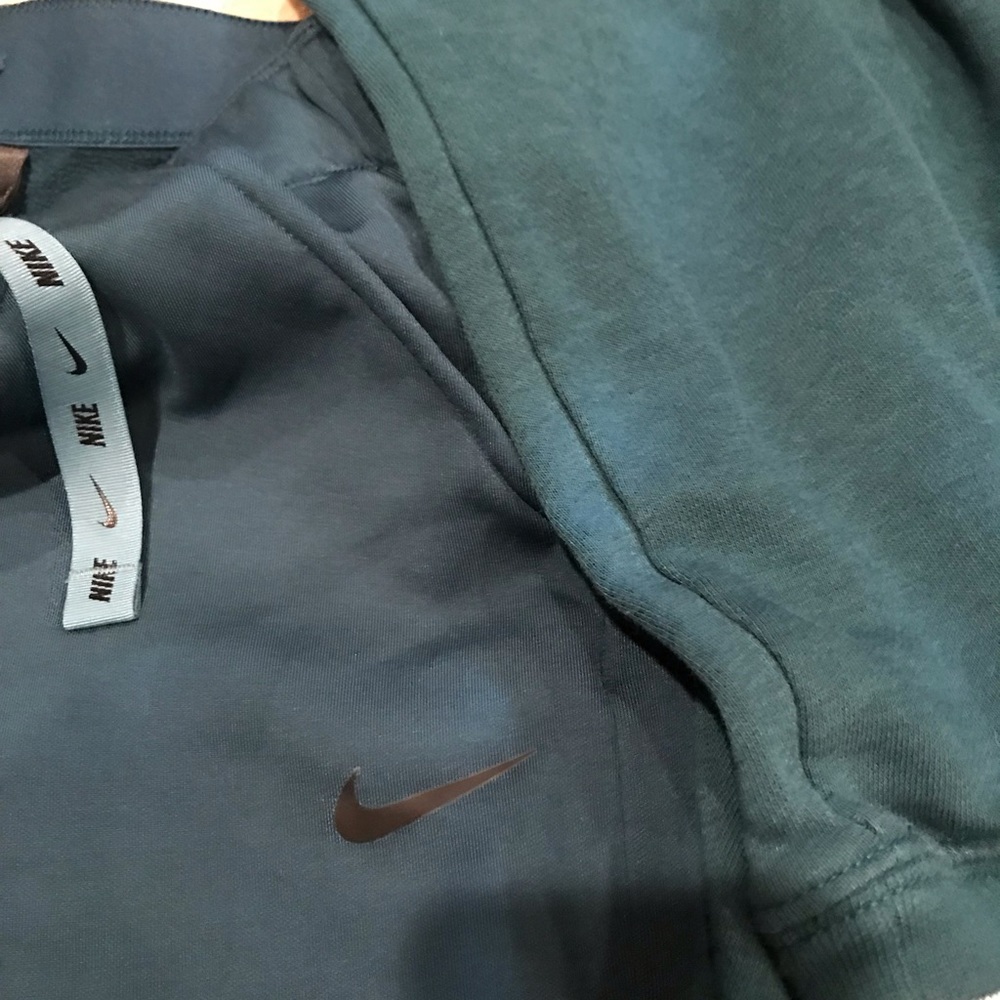 Woman’s Nike - Picture 3 of 4